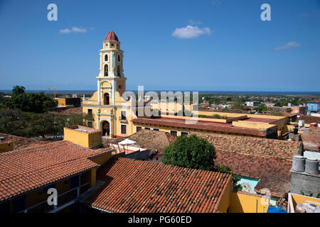 Blick auf den Glockenturm und die umliegenden Dächer von Trinidad, Kuba Stockfoto