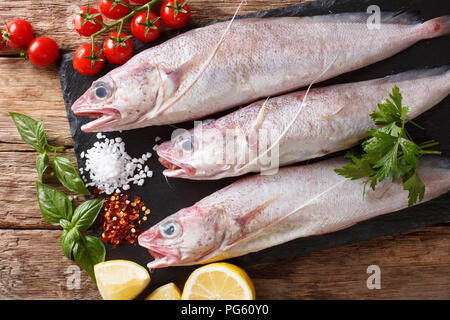 Raw Gabeldorsch oder mostella Fisch mit Zutaten close-up auf den Tisch. Horizontal oben Ansicht von oben Stockfoto