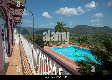 Blick auf den Pool mit Schwimmbad im Hotel Jazmines in Vinales mit den Mogotes im Hintergrund Valle de Vinales Kuba Stockfoto