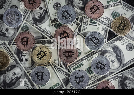 Blick von oben auf die Anordnung der Bitcoins auf Dollar Banknoten Stockfoto