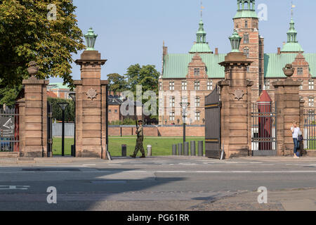 Eingang zu Rosenborg Kaserne der Königlichen Dänischen's Life Guard, Gothersgade, Kopenhagen, Dänemark Stockfoto