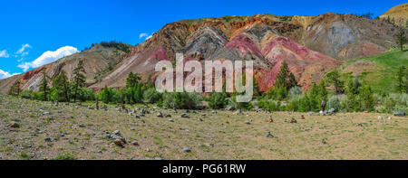 Blick auf unrealy schöne bunte Ton Klippen in Altai Gebirge, Russland. Sommer Landschaft, die Mars und Kyzyl - Kinn Tal mit Bo aufgerufen wird Stockfoto