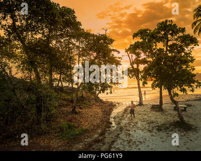 Die Menschen genießen den Sonnenuntergang am Strand, Corcovado Nationalpark, Halbinsel Osa, Costa Rica. Dieses Bild ist mit einer Drohne erschossen. Stockfoto