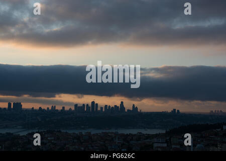Istanbul-Stadt unter Wolken im Laufe des Abends Stockfoto