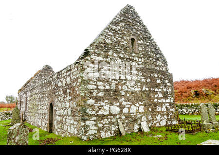 Die Dachlosen Kidalton Kirche, Islay, mit Grabsteinen daneben Stockfoto