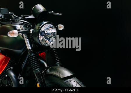 Nahaufnahme der Scheinwerfer des neuen modernen schwarzen Motorrad auf schwarzen Hintergrund mit Platz für Ihren Text kopieren Stockfoto