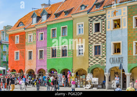 Die bunt verzierten Gebäuden der Renaissance Altstadt mit Touristen in Poznań (Posen), Polen Stockfoto