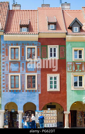 Die bunt verzierten Gebäuden der Renaissance Altstadt mit ein paar Touristen in Poznań (Posen), Polen Stockfoto