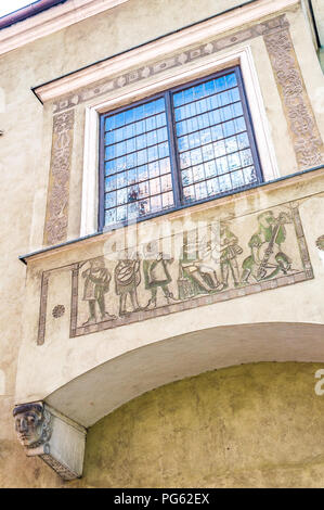 Ein Erkerfenster aus Stein mit Schnitzereien in der renaissance Altstadt in Poznań (Posen), Polen Stockfoto