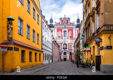 Eine Statue von Jesus und der rosafarbenen Fassade katholische Kirche, Fara Poznańska, in der Altstadt von Poznań (Posen), Polen Stockfoto