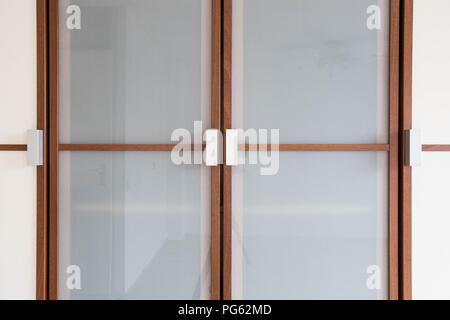 Holz- weiße Schranktüren closeup für Kleidung Modernes neues Design Stockfoto