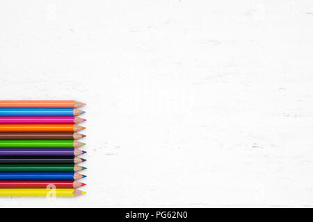 Bunte Bleistiftzeichenstifte auf grunge weiß Holz Hintergrund mit Leerzeichen, zurück zu Schule und Bildung Hintergrund Konzept. Stockfoto