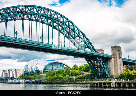 Die Tyne Bridge und dem Weisen Zentrum im Hintergrund in Newcastle, England, Großbritannien Stockfoto