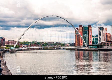 Der Gateshead Millennium Bridge und BALTIC Centre in Newcastle, England, Großbritannien Stockfoto