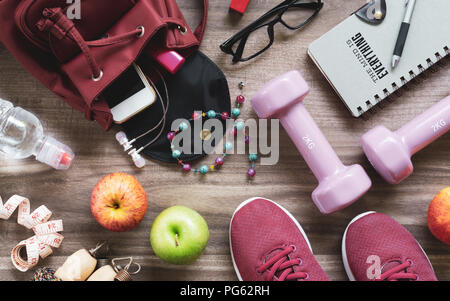 Frau Aktiv gesund Lifestyle Konzept. Kreative Flach der Sport- und Fitnessgeräte mit Frau Zubehör, Äpfel, Flasche Wasser, Sport sh Stockfoto