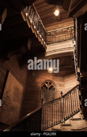 Ein Stein und Metall Geländer Treppenhaus in Bamburgh Castle, Northumberland, England, Großbritannien Stockfoto