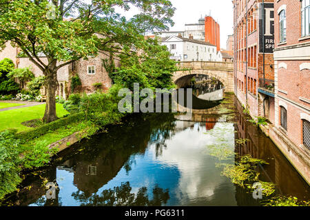 Die Flusses Foss mit Bäumen, eine Brücke und bauten sie in York, England, Großbritannien Stockfoto