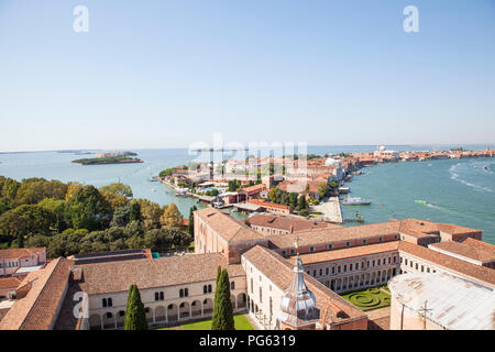 Luftaufnahme der Insel Giudecca und der Lagune von Venedig, Venedig, Italien von San Giorgio Maggiore mit dem Kreuzgang der Abtei im Vordergrund. Stockfoto