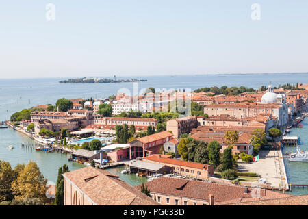 Luftaufnahme der Insel Giudecca und die Cipriani Hotel, Venedig, Venetien, Italien mit der Insel Sacca Sessola hinter in der Lagune Stockfoto