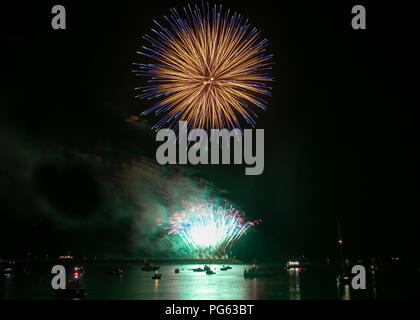 Feuerwerk über dem Hafen von Plymouth als Teil der britischen Feuerwerk WM 2018 von "pheonix Feuerwerk". August 2018 Stockfoto