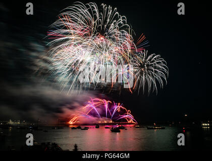 Feuerwerk über dem Hafen von Plymouth als Teil der britischen Feuerwerk WM 2018 von "Illusion Feuerwerk" August 2018 Stockfoto
