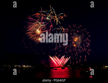 Feuerwerk über dem Hafen von Plymouth als Teil der Britischen Meisterschaften 2018 Feuerwerk Pyrotechnik von 'Smart'. August 2018 Stockfoto