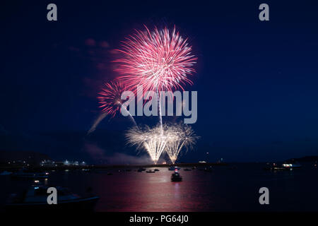 Feuerwerk über dem Hafen von Plymouth als Teil der Britischen Meisterschaften 2018 Feuerwerk Pyrotechnik von 'Smart'. August 2018 Stockfoto