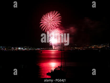 Feuerwerk über dem Hafen von Plymouth als Teil der britischen Feuerwerk WM 2018 aus dem Vereinigten Königreich Feuerwerk. August 2018 Stockfoto