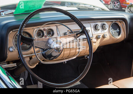 MATTHEWS, NC - 4. September 2017: Innere eines Plymouth Fury 1956 auf Anzeige an der Matthews Auto & Motorrad Reunion Show. Stockfoto