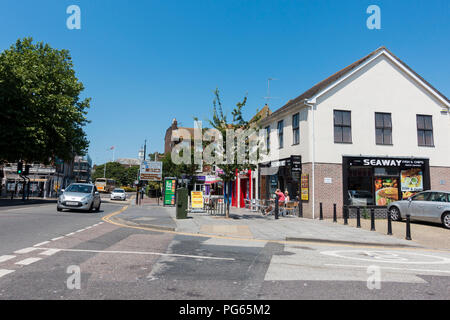 Straßenszene in Poole an sonnigen Sommertag, in der Nähe der High Street Quay und Poole, Dorset, Großbritannien Stockfoto