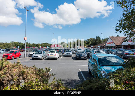 Sainsburys Supermarkt Parkplatz in Poole, Dorset, Großbritannien Stockfoto