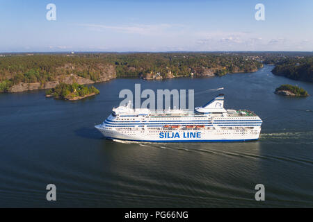 Lidingo, Schweden - 31. Juli 2018: Luftaufnahme der ropax Silja Serenade Silja Line Schiff von Stockholm nach Helsinki Stockfoto