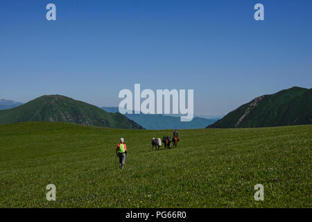 Pferdetrekking die alpine Keskenkija Trek, Jyrgalan, Kirgisistan Stockfoto