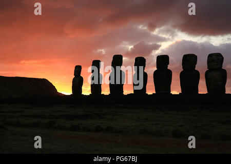 Silhouette von riesigen Moai Statuen von Ahu Tongariki gegen den wunderschönen Sonnenaufgang bewölkter Himmel, archäologischen Stätte in der Osterinsel, Chile Stockfoto