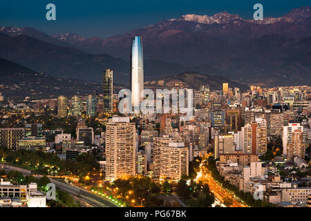 Panoramablick von Providencia und Las Condes, Santiago de Chile Stockfoto