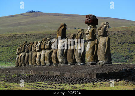 Die riesigen Moai Statuen der Ahu Tongariki mit Vulkan Poike im Hintergrund, archäologische Stätte in Easter Island, Chile Stockfoto