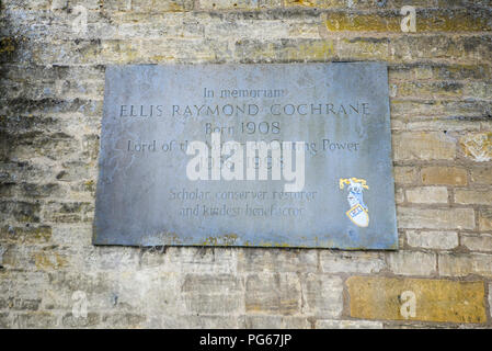 Wall Plaque zu Ellis Raymond Cochrane in Guiting Macht, Cotswolds, Gloucestershire, Vereinigtes Königreich. Herr der Manor. In memoriam, Memorial Stockfoto