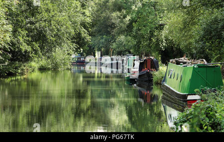 Narrowboats günstig auf dem Kennet und Avon Kanal in Berkshire, England Stockfoto