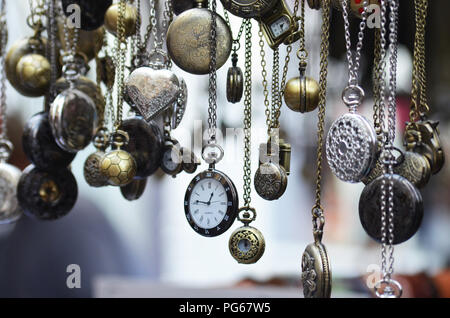 Antike Taschenuhren im Verkauf an einem Straßenmarktstand in Greenwich Village. Eine große Auswahl an verschiedenen Styles und Größen Stockfoto