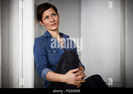 Porträt einer nachdenklichen Frau Stockfoto