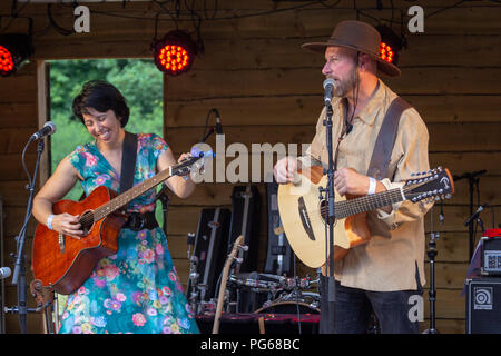 International Für die Blitz-schnelle Finger, eindringlichen Gesang und komplizierte Geschichte Songs bekannt, dass Mary James fährt den Genres Folk-rock, Bluegrass, Blues. Meine Maria, ein Florida native nun in Nashville, das Leben als musikalisches Wunderkind begann, könnte Musik lesen, bevor Sie Wörter und Co lesen konnte - schrieb Songs im Alter von fünf Jahren. Mit sieben Jahren wurde sie tüchtig an der Gitarre, Banjo und Geige, und unterhielt das Publikum in den USA mit ihren vokalen und instrumentalen Fähigkeiten. Ihr Leben hat einen langen Weg zeigen, mit TV, Radio und Film durchsetzt. Aktuell spielt sie 11 Instrumente. Stockfoto