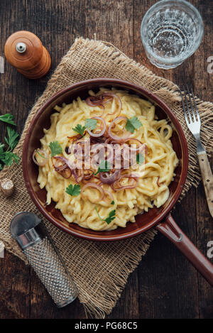 Traditionelle schwäbische "käsespätzle", Speise, ei Nudeln mit Käse, Sahne, gerösteten Zwiebeln Stockfoto