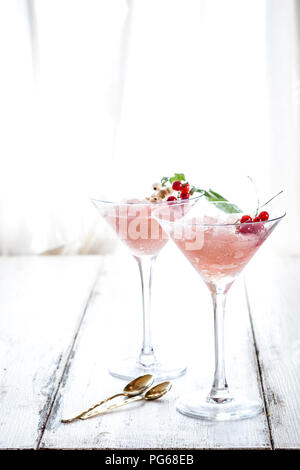 Frose, Rose slushie mit roten Johannisbeeren Stockfoto