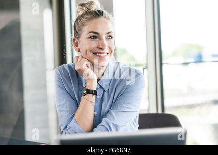 Porträt einer lächelnden jungen Geschäftsfrau Stockfoto