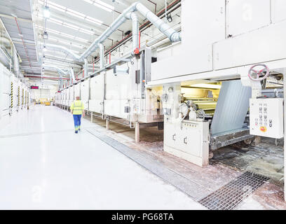 Rumänien, Holzbearbeitung, furnierherstellung, Arbeiter in Produktionen Hall Stockfoto