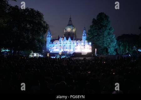 Im Maschpark haben sich am Donnerstagabend zahlreiche Besucher eingefunden, um die generalprobe von Mozarts "Don Giovanni" beim Klassik Open Air zu se Stockfoto