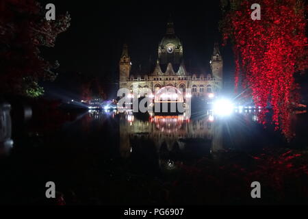 Im Maschpark haben sich am Donnerstagabend zahlreiche Besucher eingefunden, um die generalprobe von Mozarts "Don Giovanni" beim Klassik Open Air zu se Stockfoto