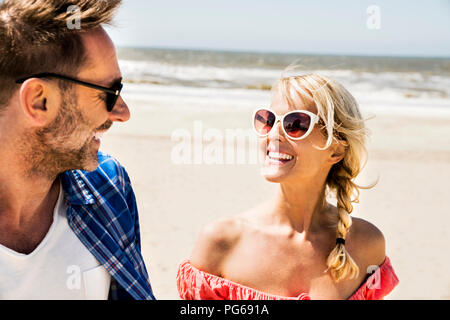 Glückliches Paar Sonnenbrille tragen am Strand Stockfoto