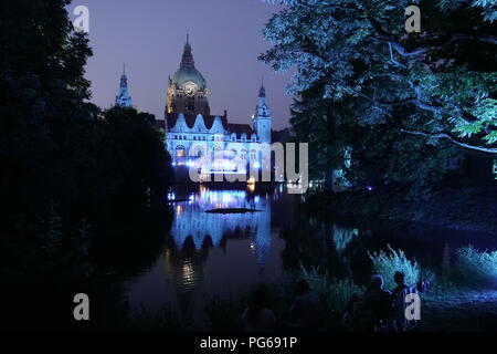 Im Maschpark haben sich am Donnerstagabend zahlreiche Besucher eingefunden, um die generalprobe von Mozarts "Don Giovanni" beim Klassik Open Air zu se Stockfoto