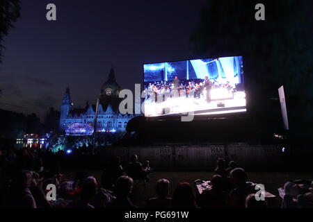 Im Maschpark haben sich am Donnerstagabend zahlreiche Besucher eingefunden, um die generalprobe von Mozarts "Don Giovanni" beim Klassik Open Air zu se Stockfoto